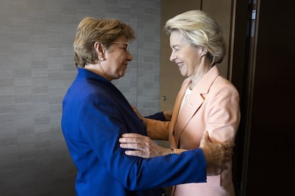 La presidenta de la Federación Suiza, Viola Amherd, recibe a la presidenta de la Comisión Europea, Ursula von der Leyen, este sábado en Stansstad (Suiza). 