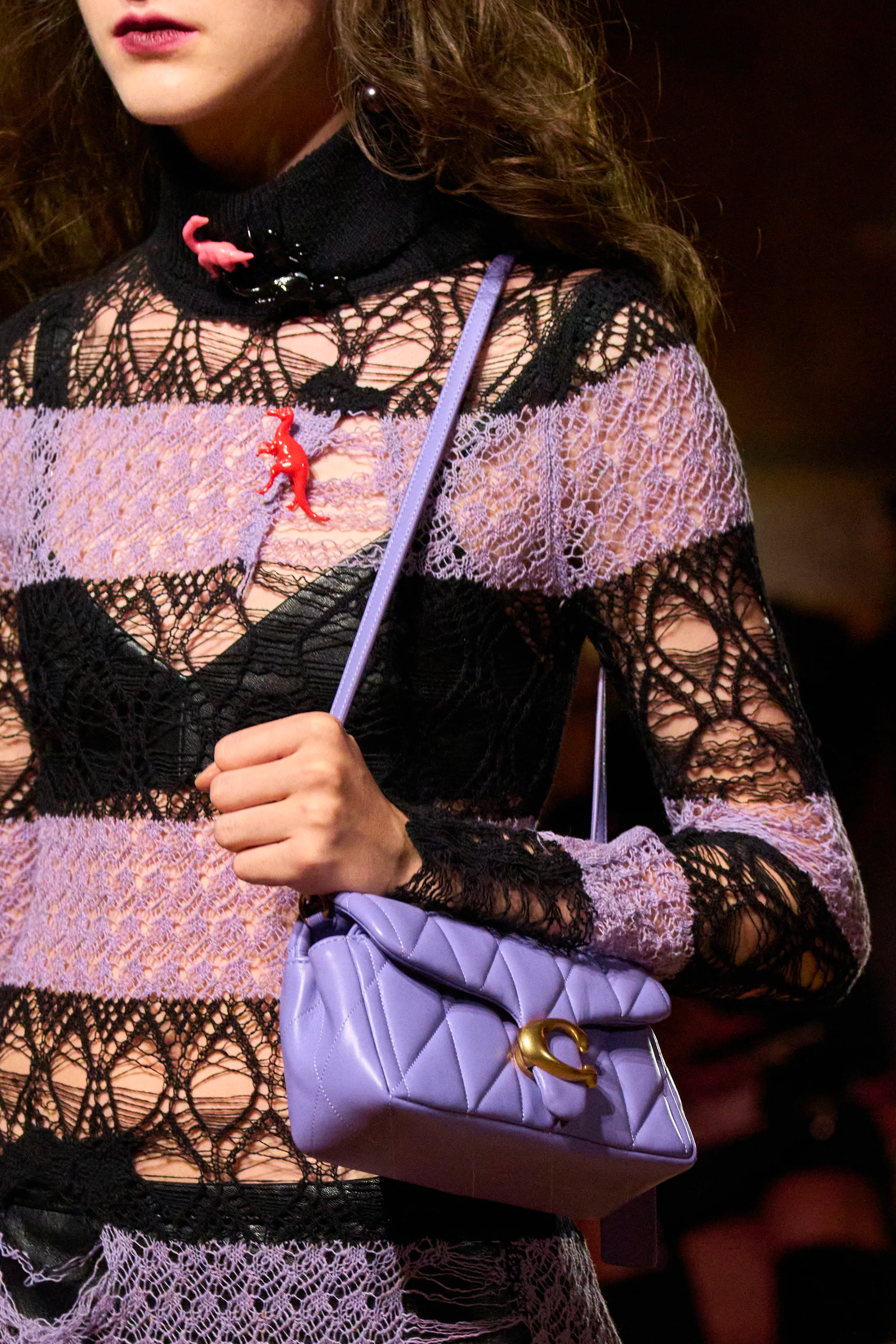 Bolsos a todo color una tendencia de primavera verano 2024 vista en Coach