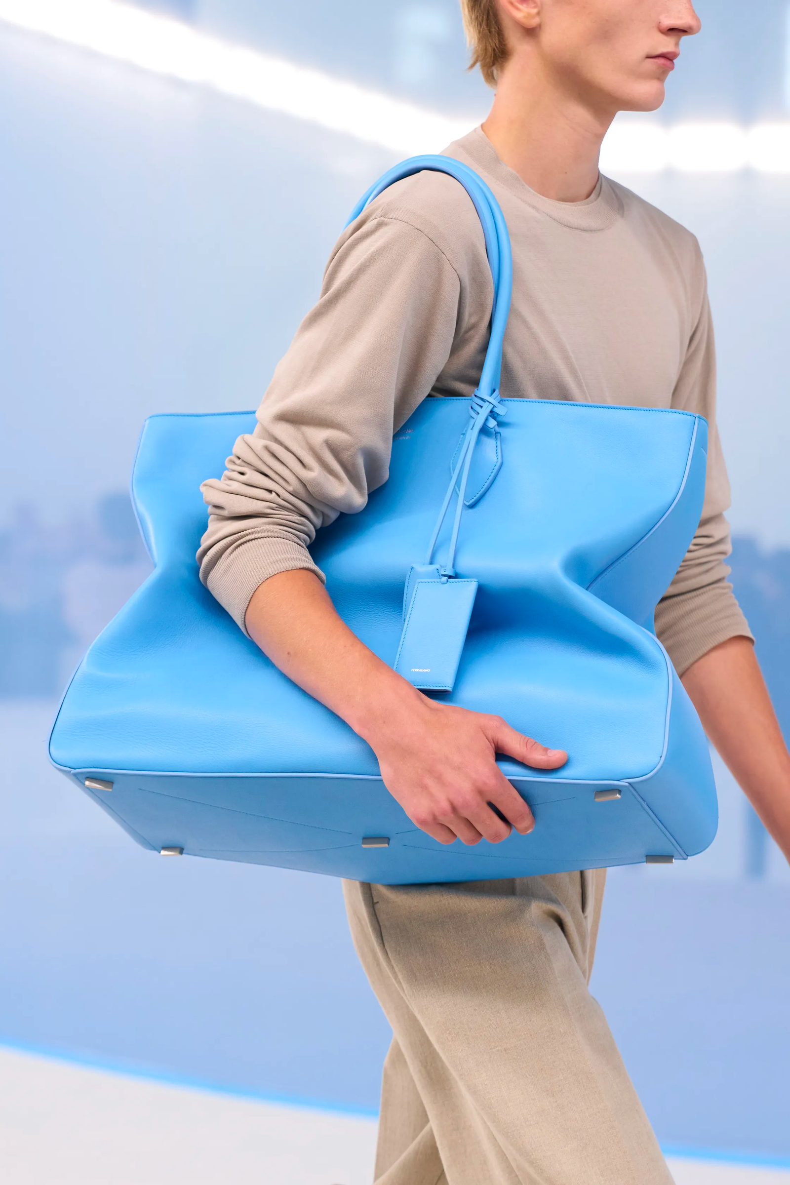 Ferragamo apuesta por el bolso XXL una tendencia de la primavera verano 2024.