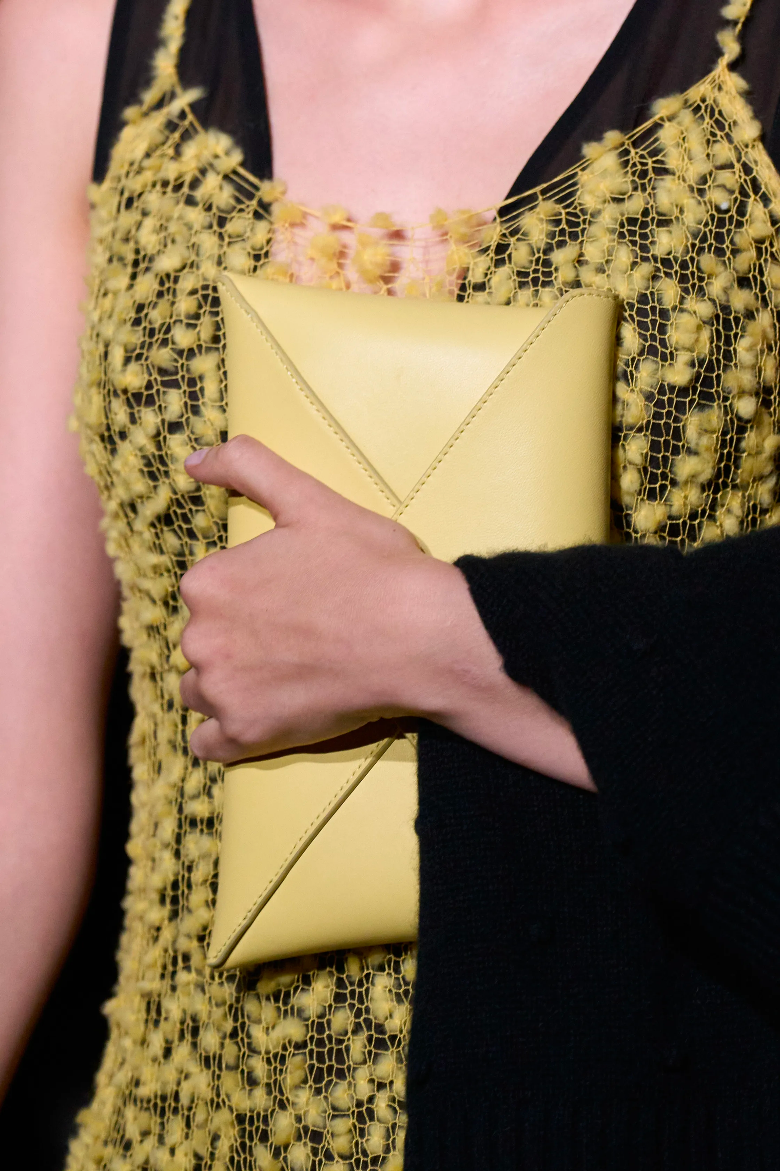Bolsos que sern tendencia clutch de Altuzarra primavera verano 2024