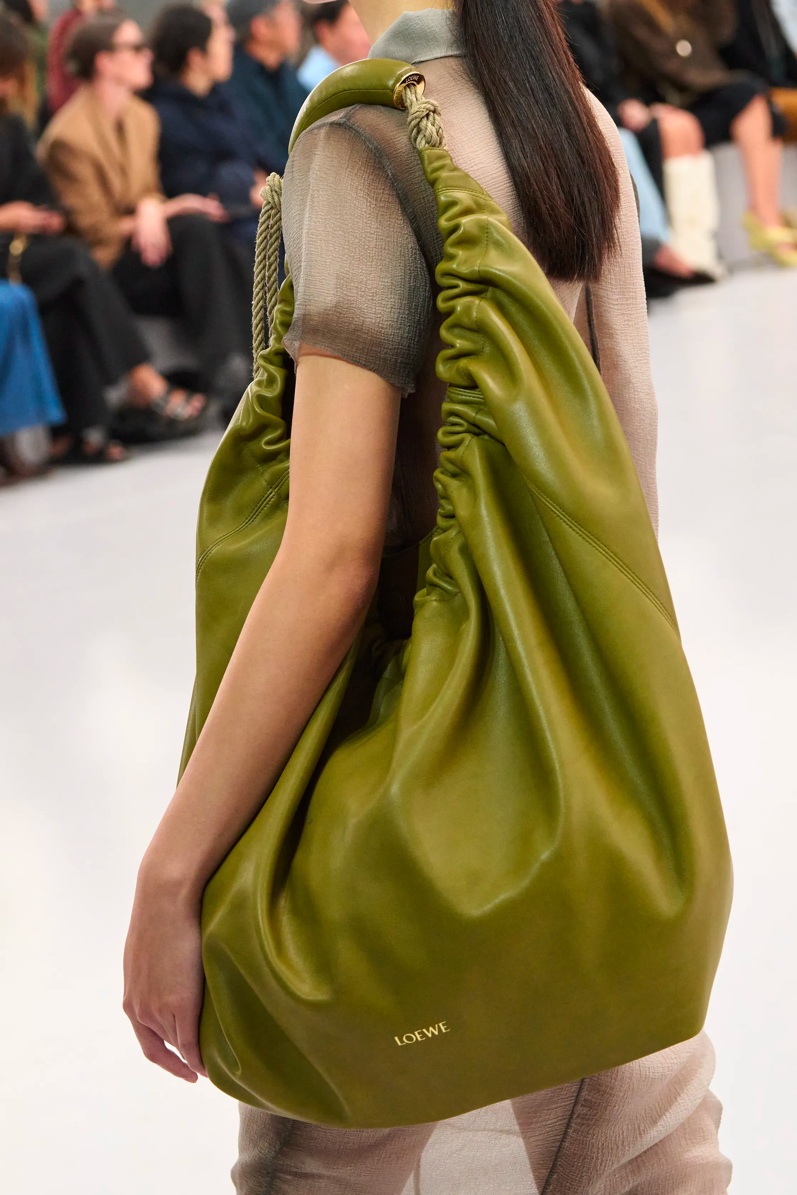 Loewe apuesta por el maxibolso una tendencia de la primavera verano 2024.