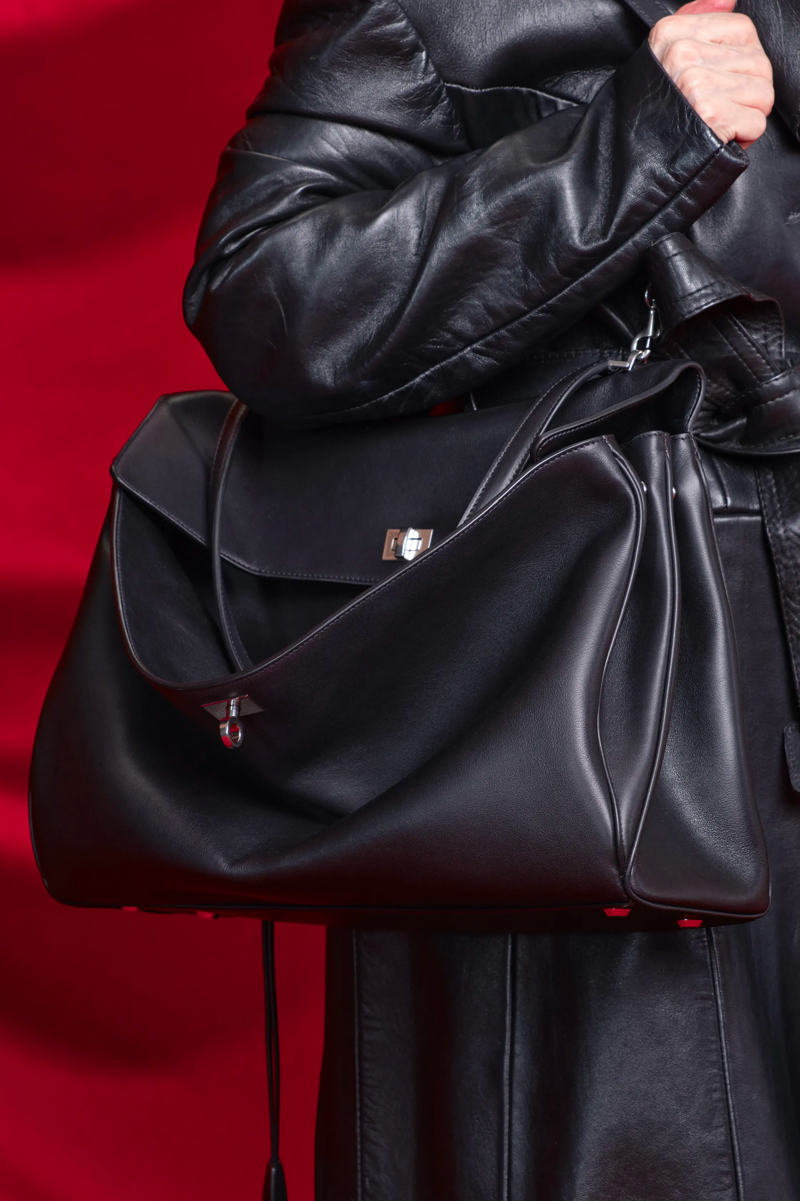 El maxibolso es una de las tendencias en bolsos de las primavera verano 2024 según Erdem
