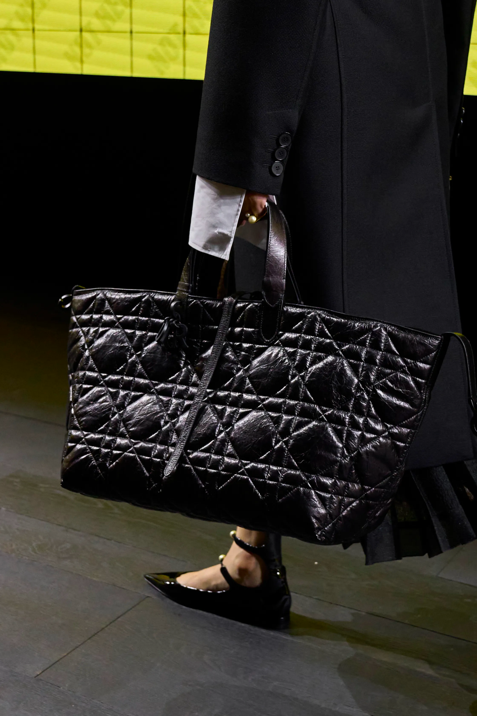 El bolso xxl es una de las tendencias en bolsos de las primavera verano 2024 según Dior