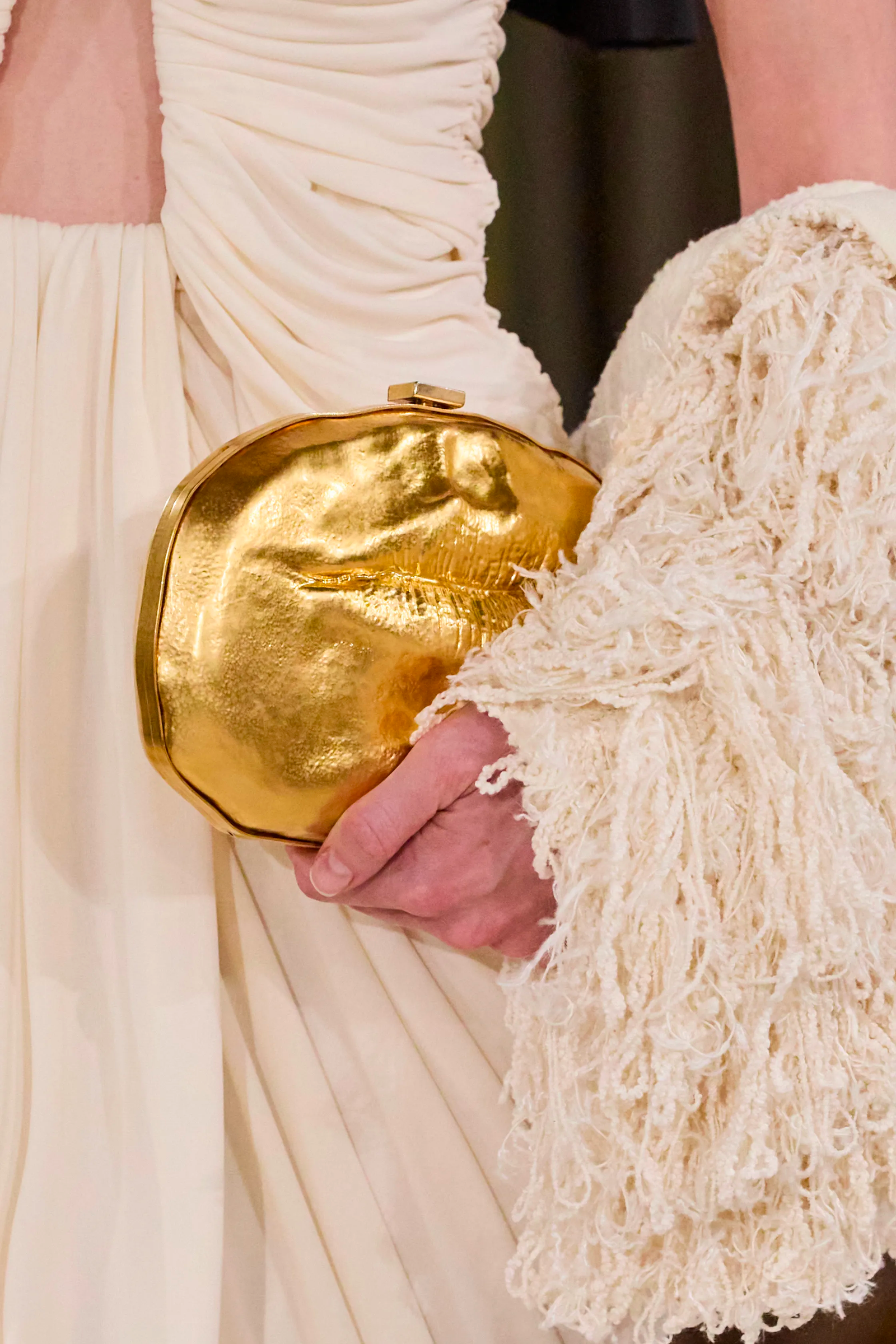 El clutch es una de las tendencias en bolsos de las primavera verano 2024 según Schiaparelli