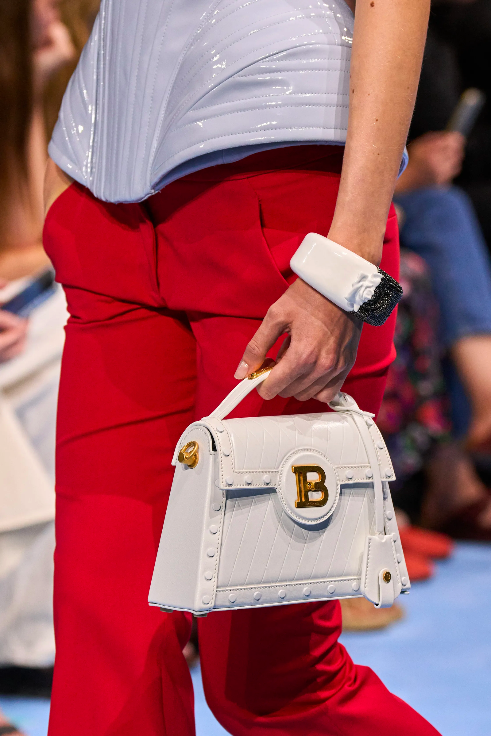 La esttica ladylike es una tendencia en bolsos de la primavera verano 2024 según Balmain