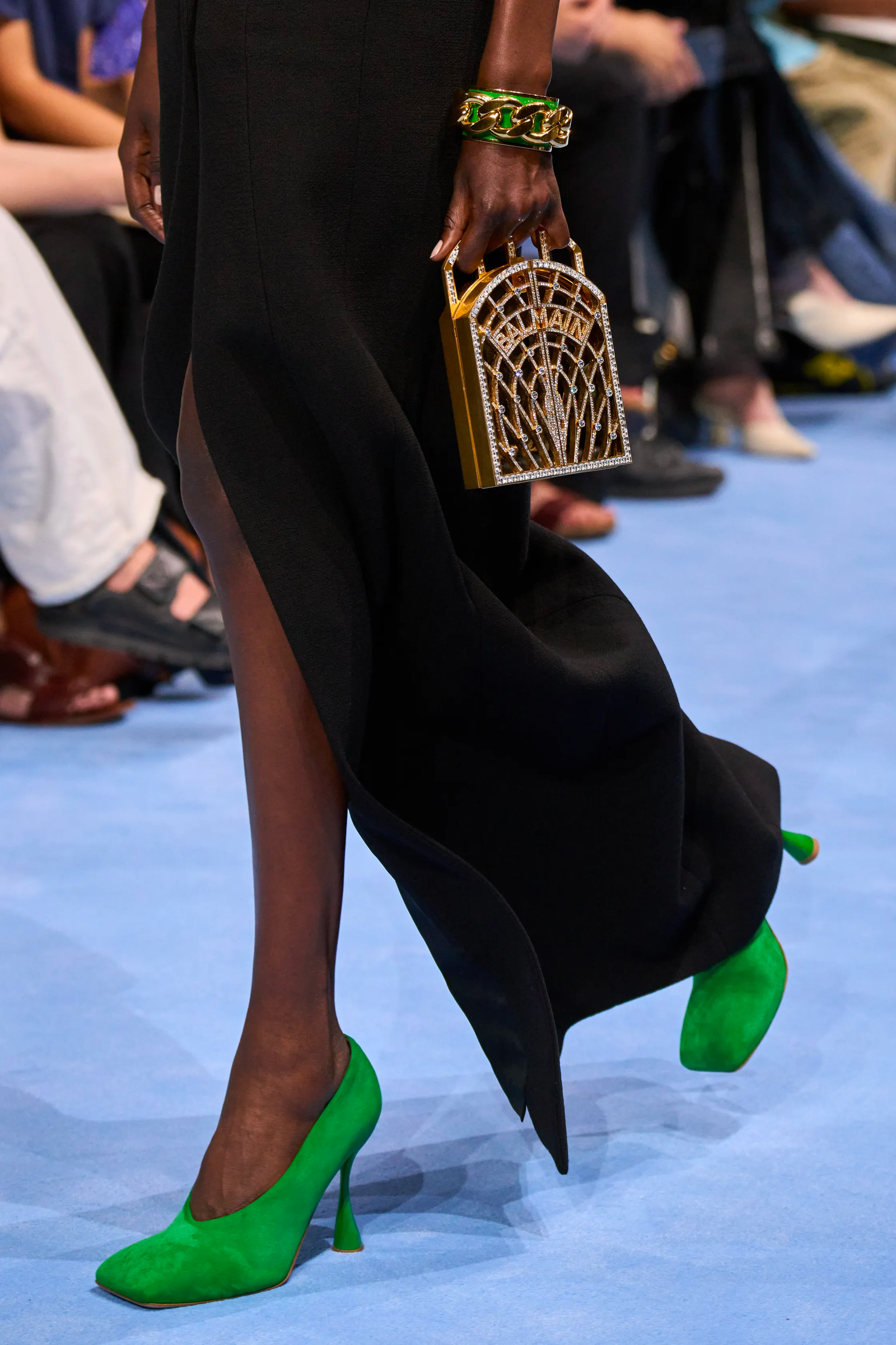 Bolso joya  es una tendencia de la primavera verano 2024 según Balmain