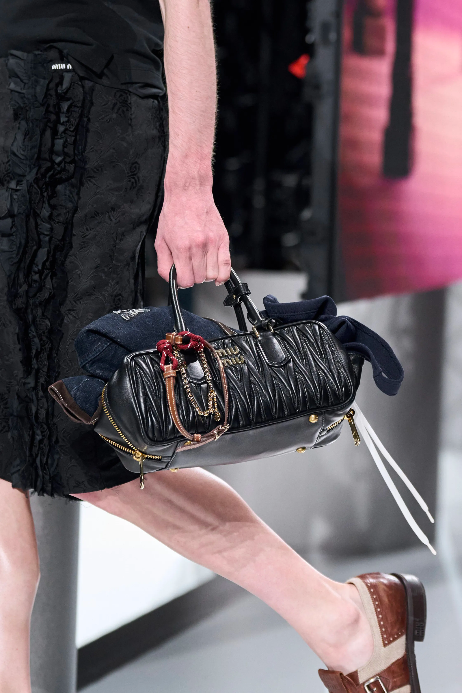 bolso alargado de Miu Miu