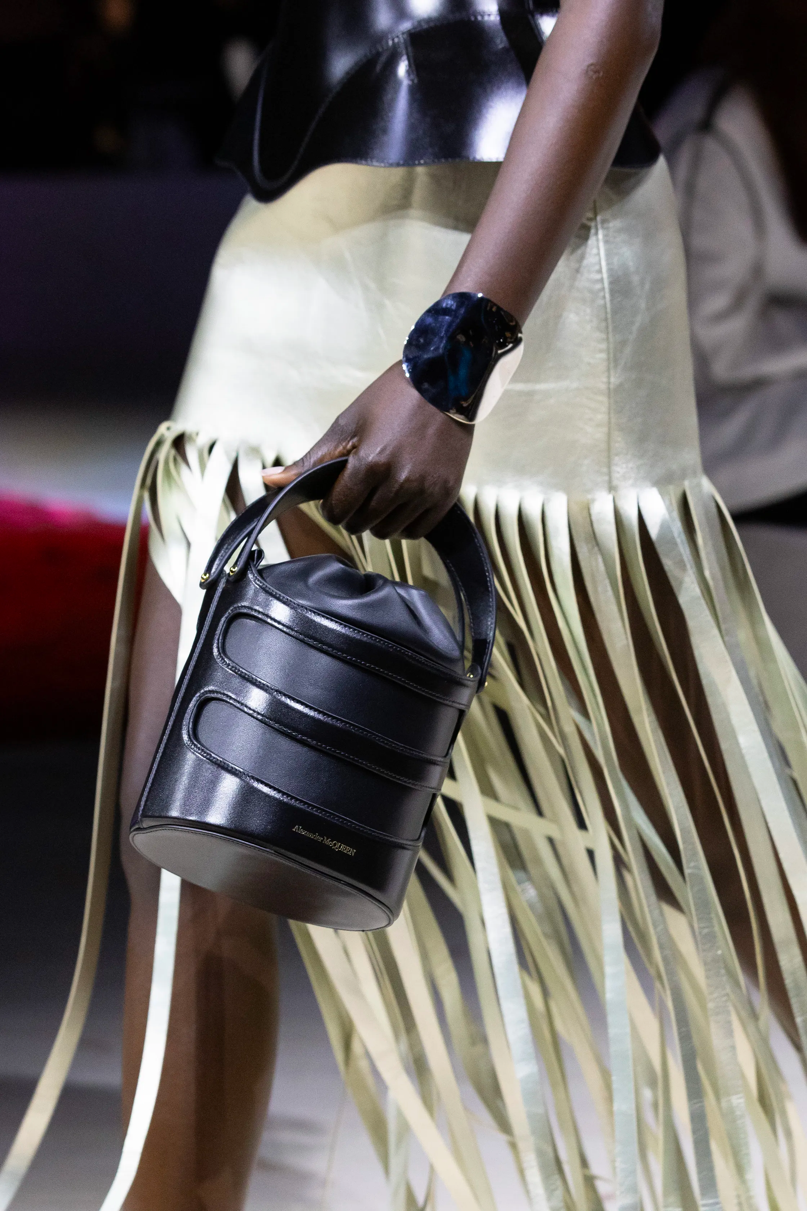 bolso 'bucket' de Alexander McQueen primaveraverano 2024.
