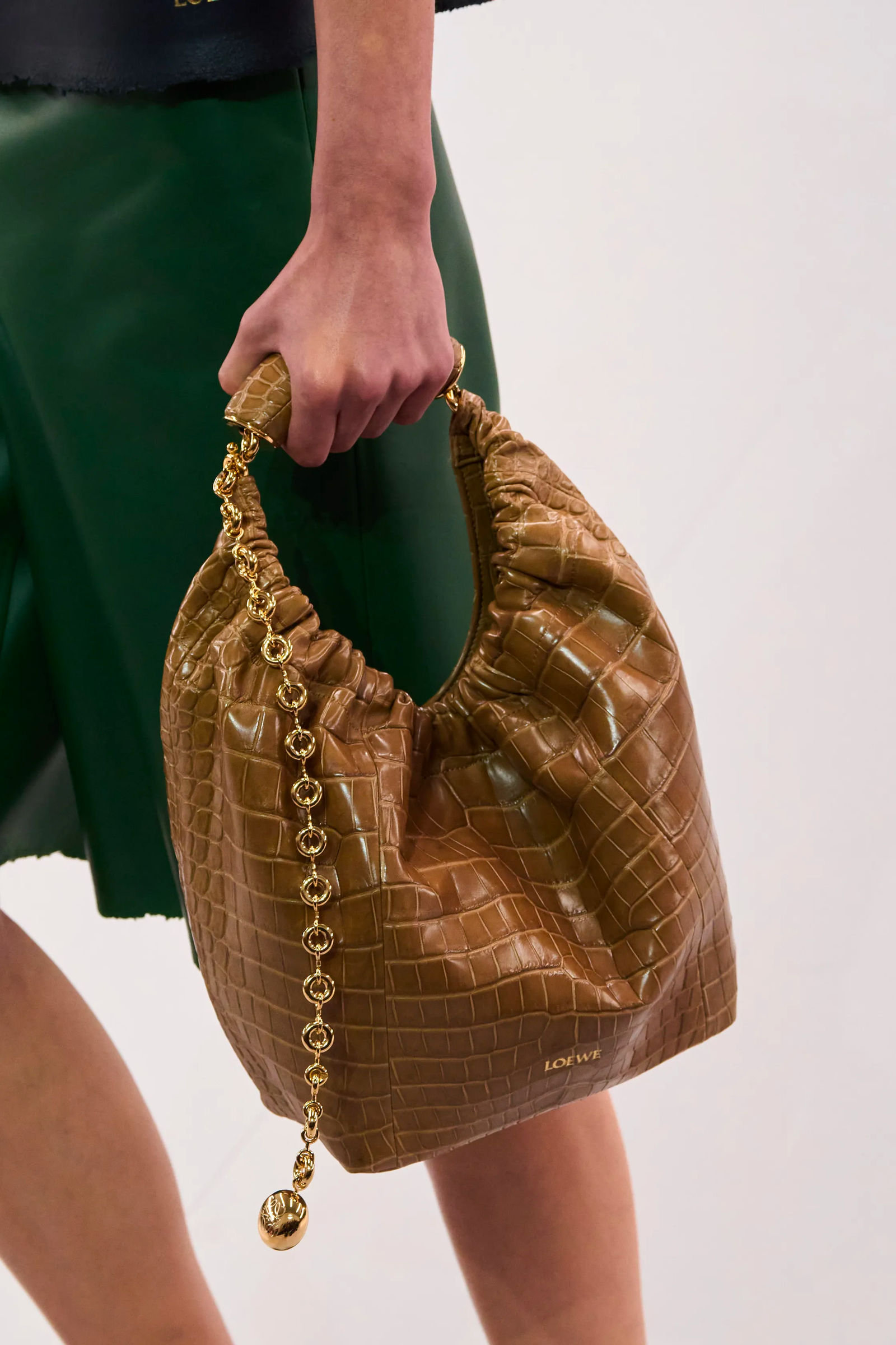 El bolso hobo es una de las tendencias clave de la primavera verano 2024.