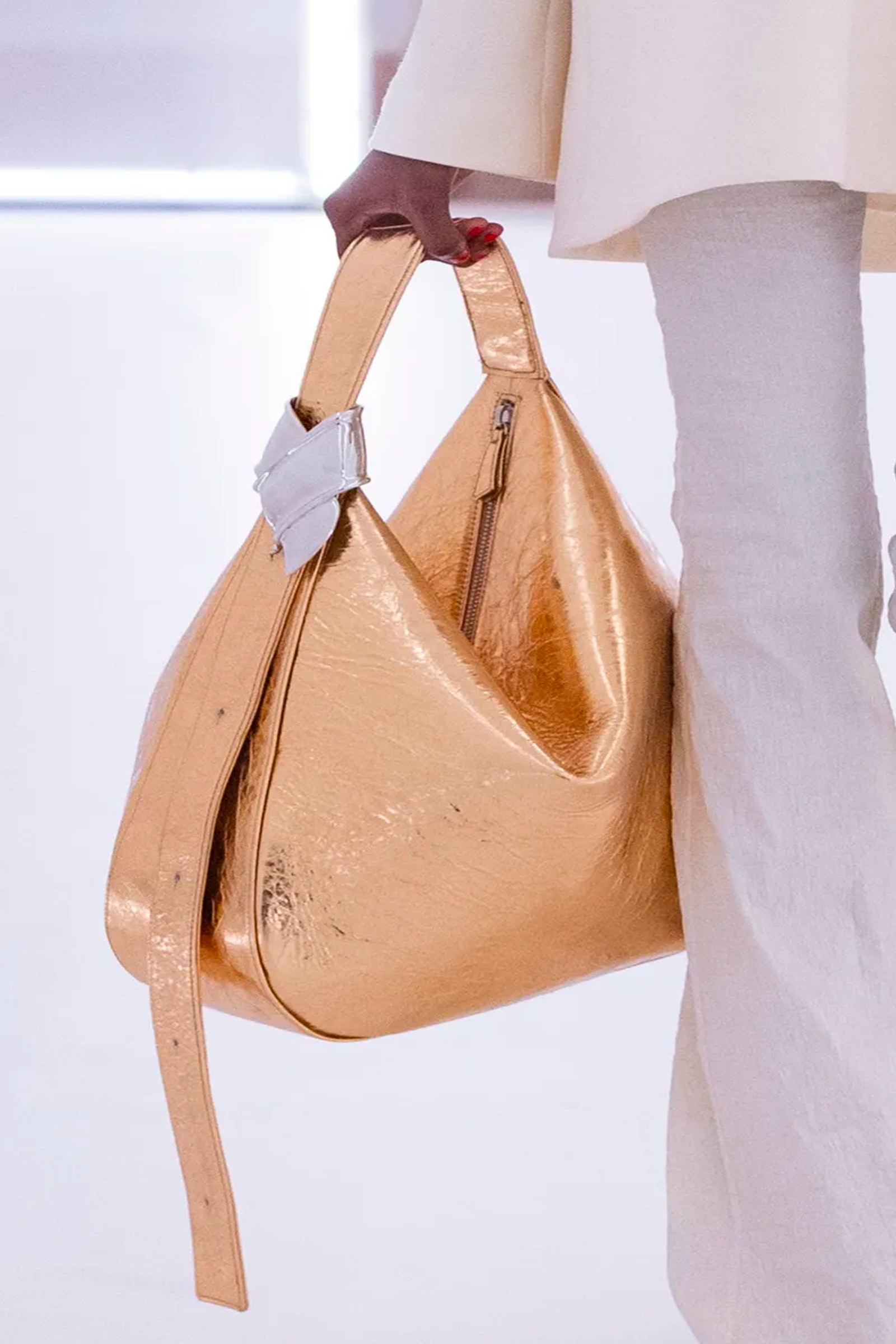 bolso hobo de Brandon Maxwell primaveraverano 2024.
