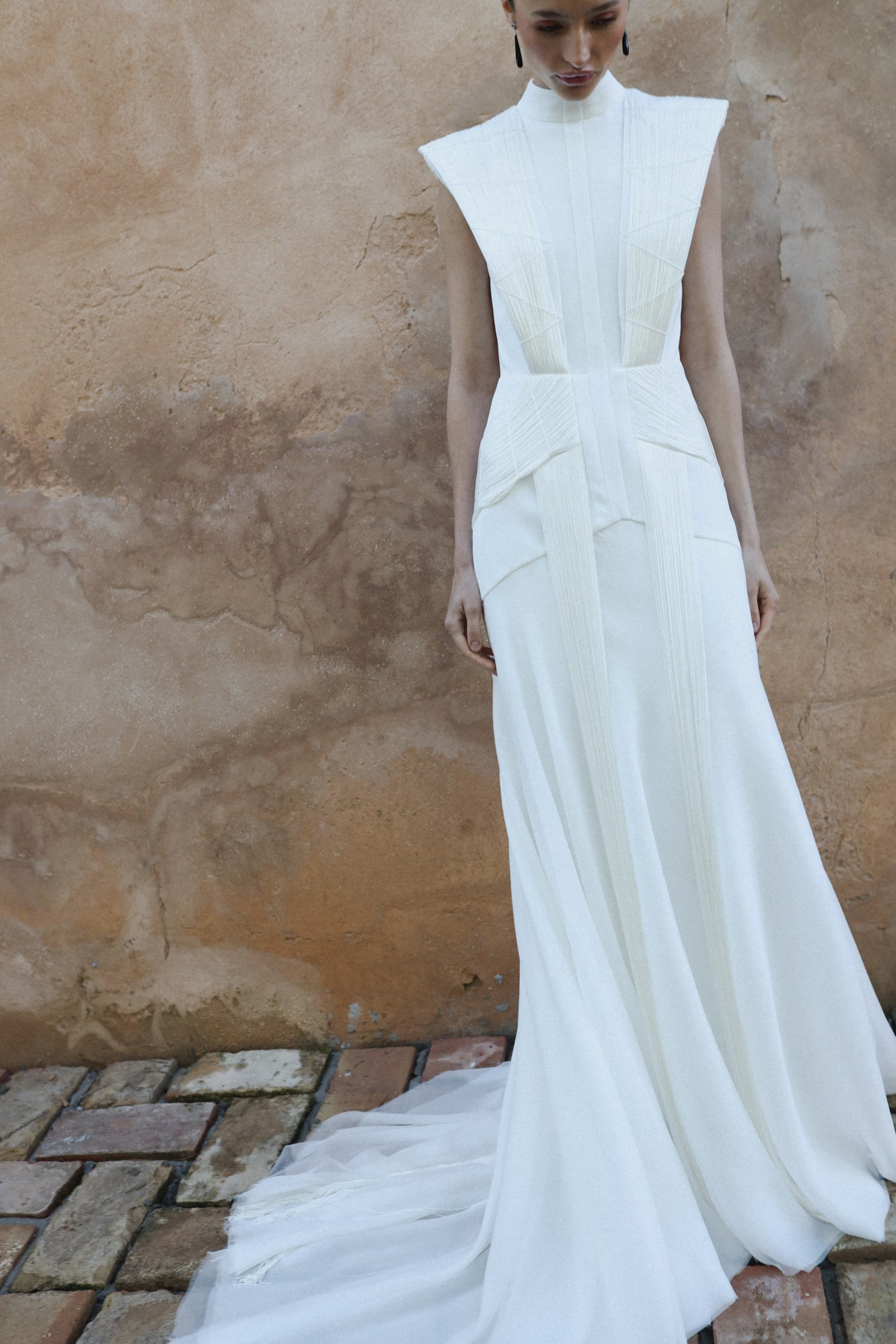 Tendencias en vestidos de novia 2024 cintura vasca inspiración medieval mangas de tul y otras grandes apuestas para lo...