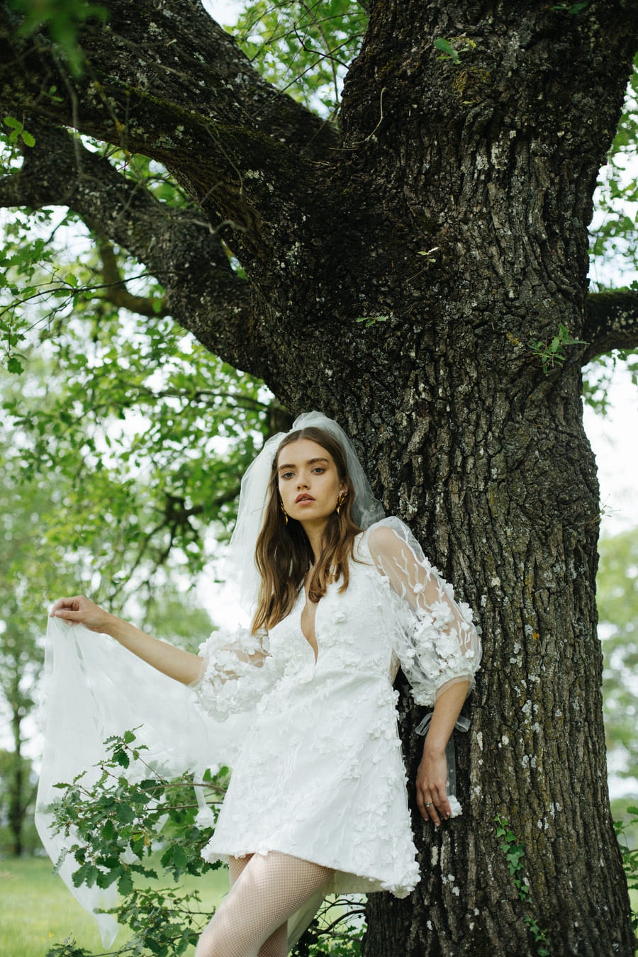 Tendencias en vestidos de novia 2024 cintura vasca inspiración medieval mangas de tul y otras grandes apuestas para lo...