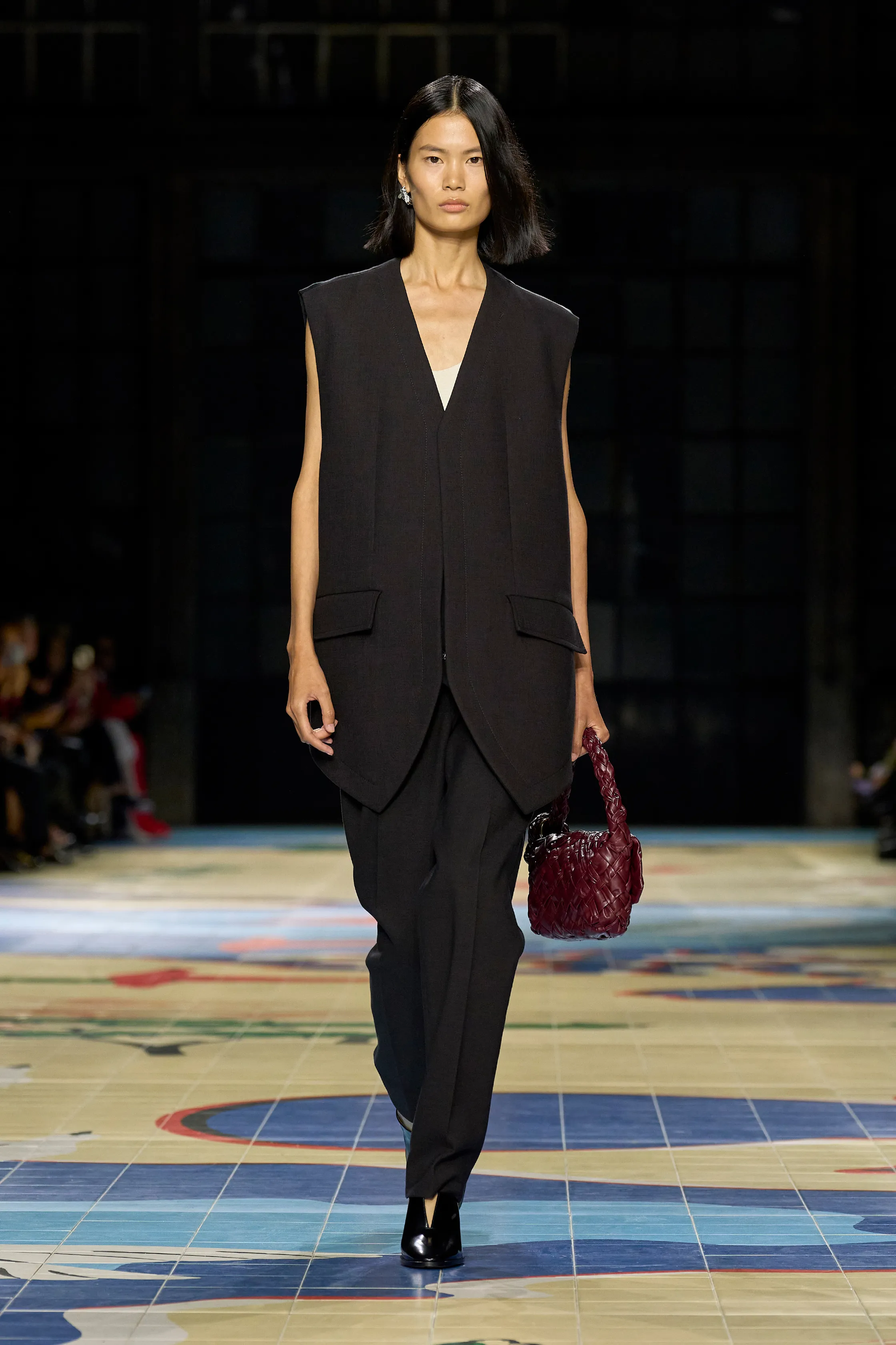 chaleco largo en Bottega Veneta primaveraverano 2024.