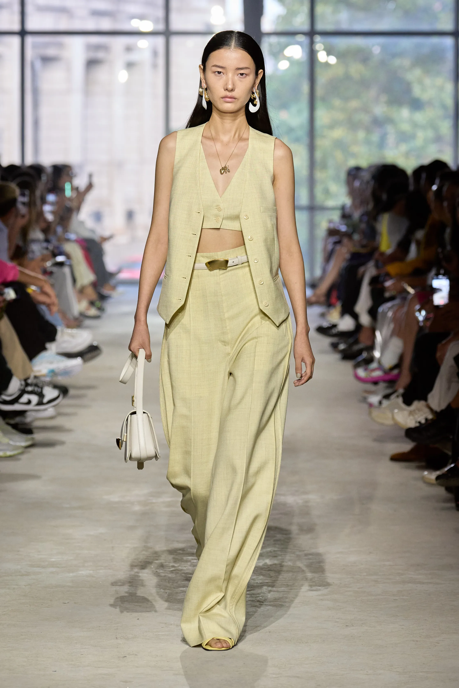 chaleco largo en Phillip Lim primaveraverano 2024.