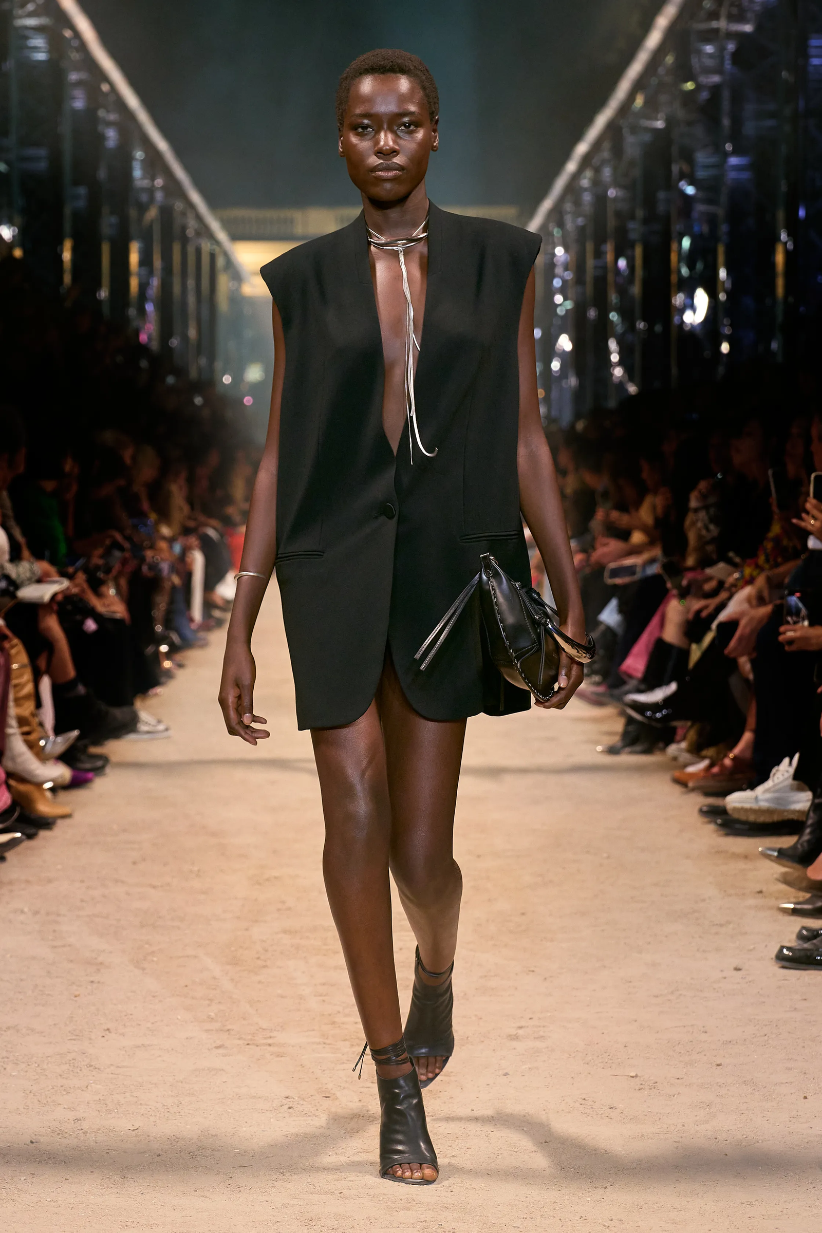chaleco largo en Isabel Marant primaveraverano 2024.