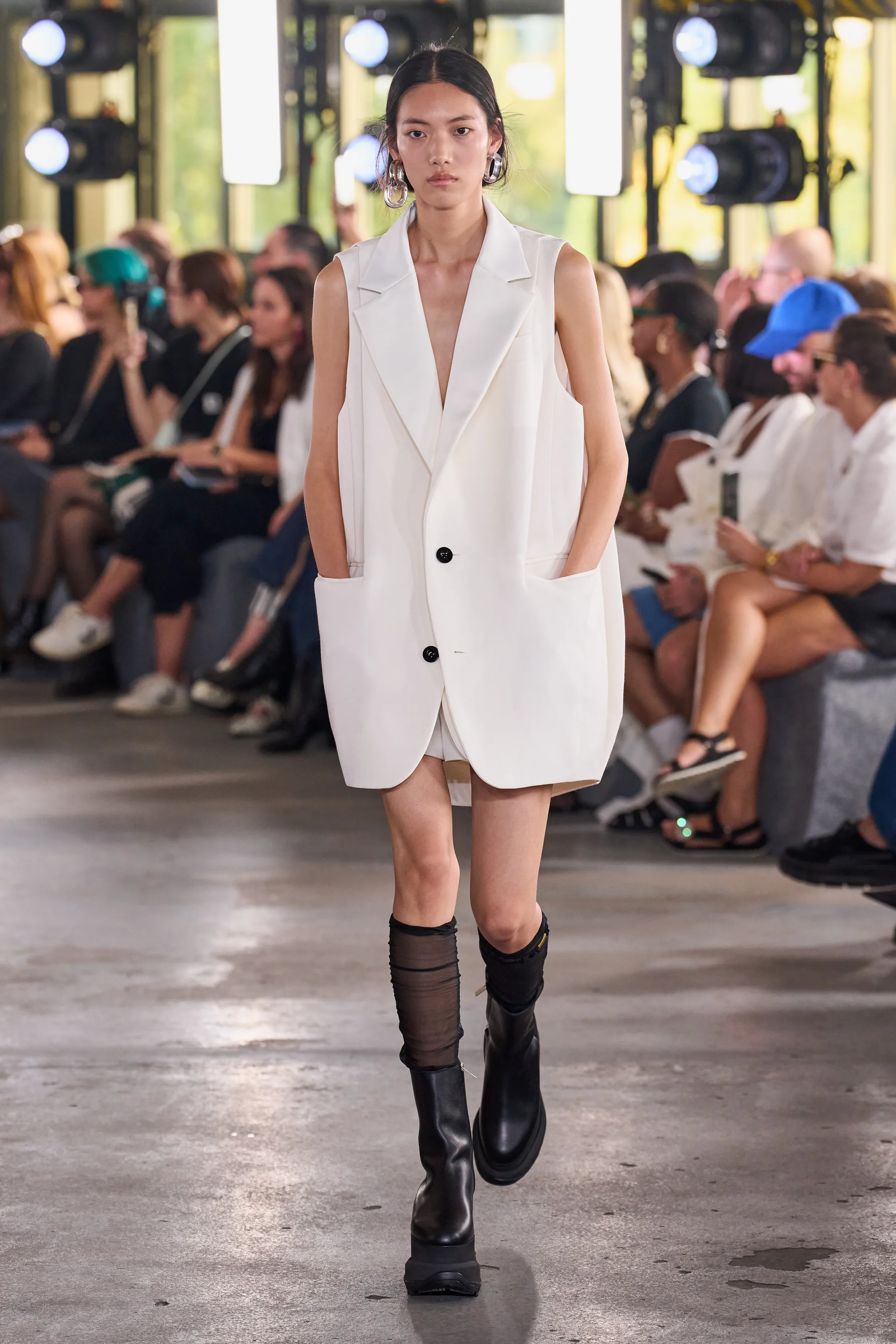 chaleco a modo de vestido en Sacai primaveraverano 2024.