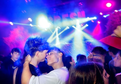 26/05/2024 - Reportaje de fiesta Bresh en Madrid - ©Francis Tsang    ----PIEFOTO----    El público de las fiestas Bresh en plena tarea de pasarlo bien.