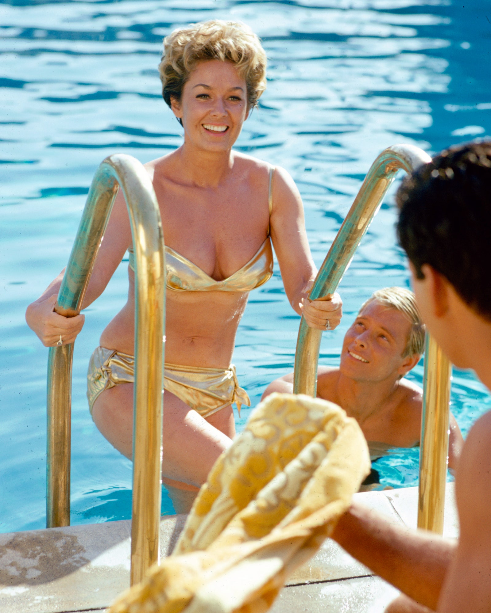 Vera Miles con un bikini dorado en una imagen de 1960.