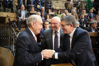 Los exlehendakaris, desde la izquierda, Carlos Garaikoetxea, Juan José Ibarretxe y Patxi López, en la cámara de la Casa de Juntas de Gernika.