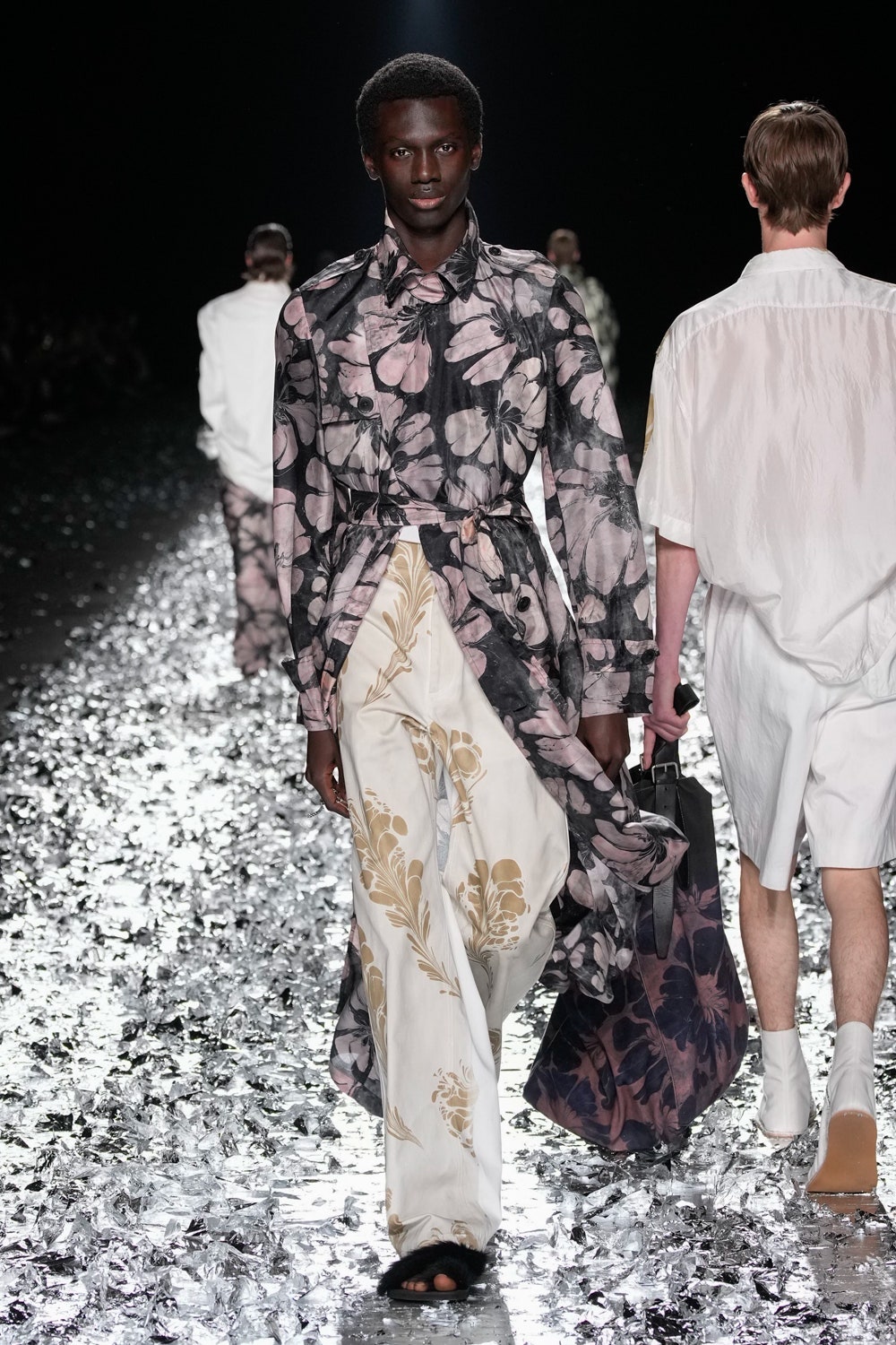 El desfile de despedida de Dries Van Noten es la consolidación definitiva del creador