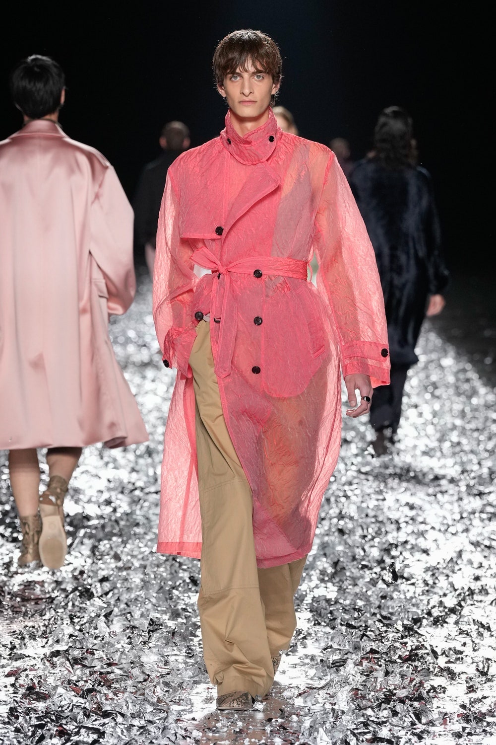 El desfile de despedida de Dries Van Noten es la consolidación definitiva del creador