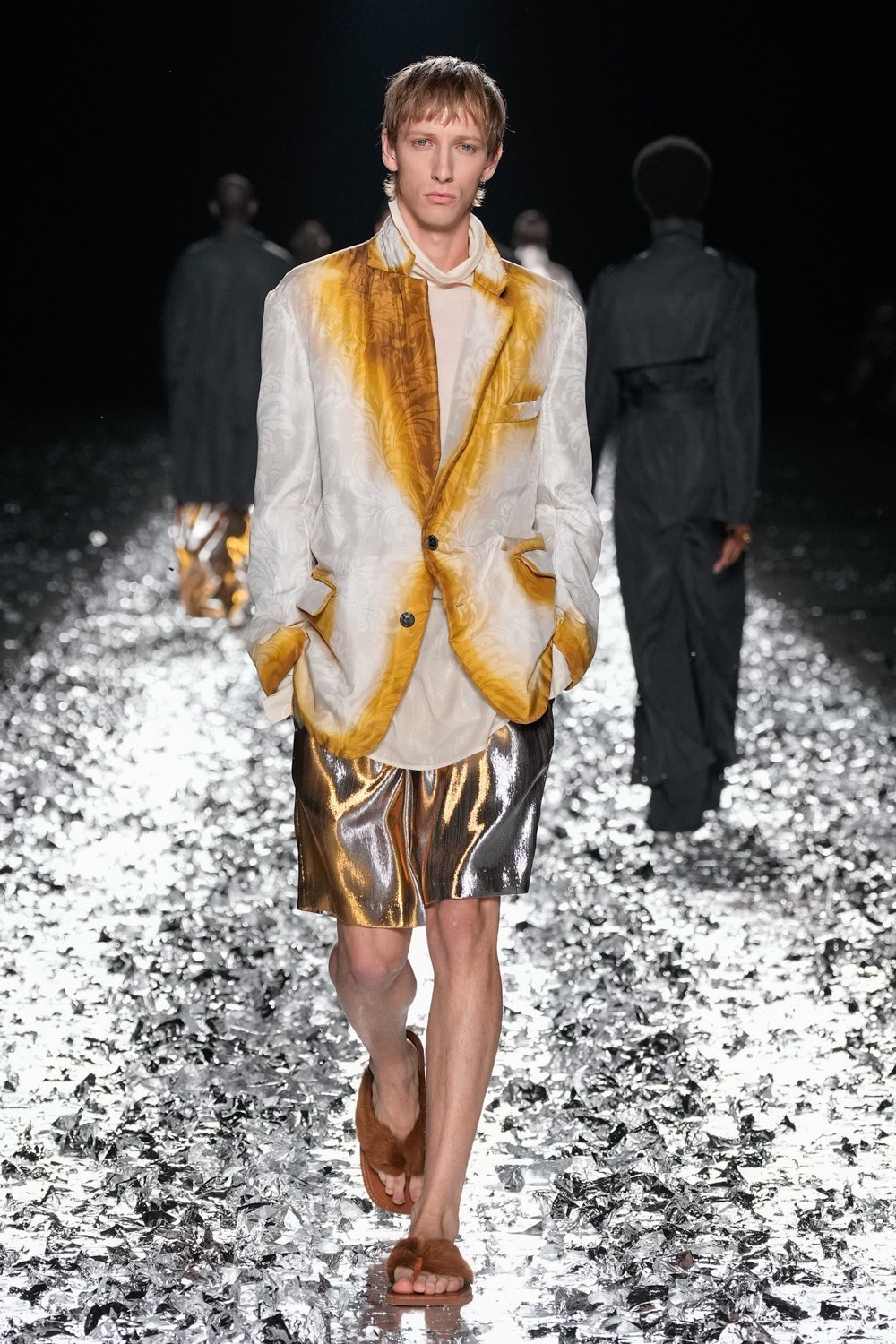 El desfile de despedida de Dries Van Noten es la consolidación definitiva del creador