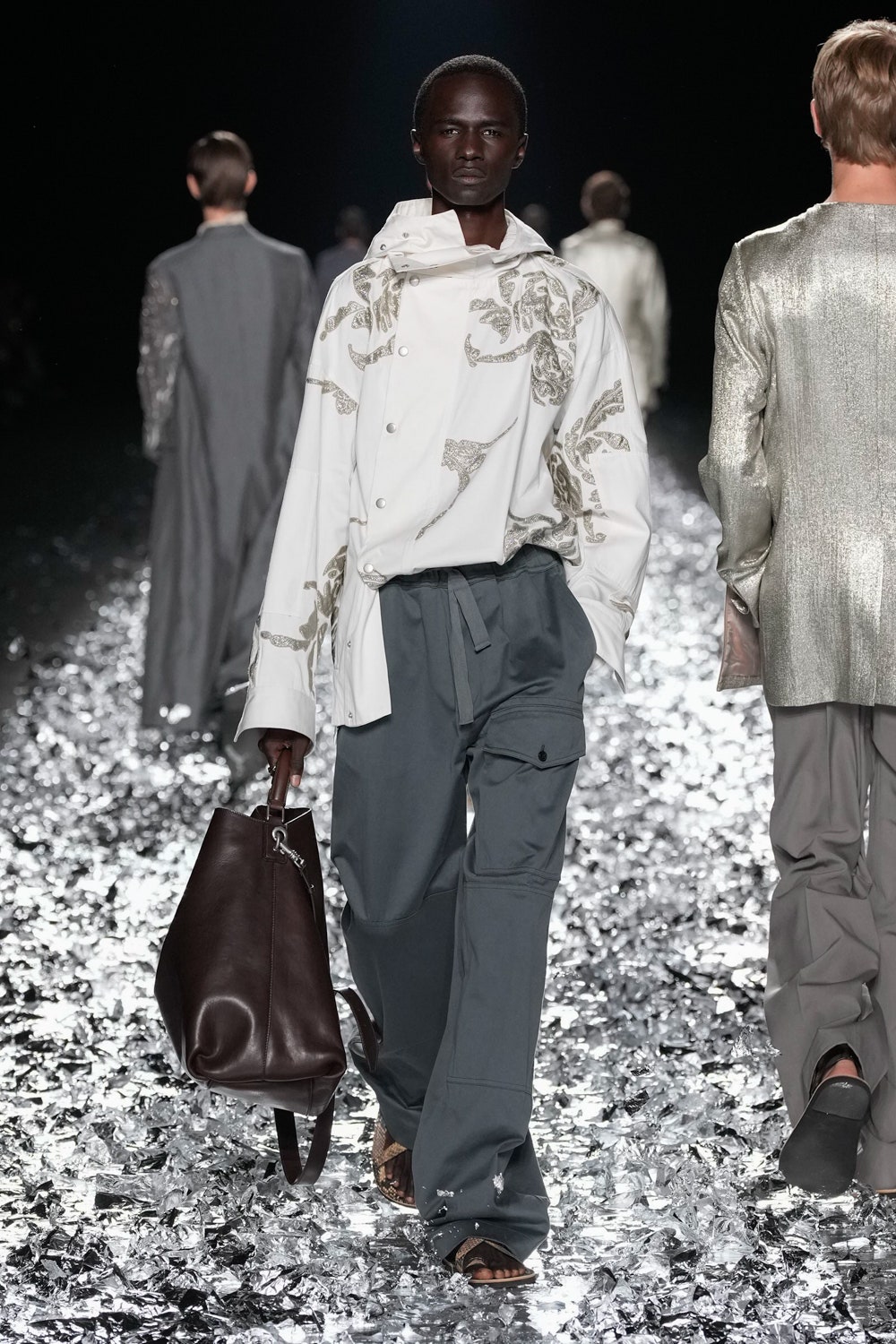 El desfile de despedida de Dries Van Noten es la consolidación definitiva del creador