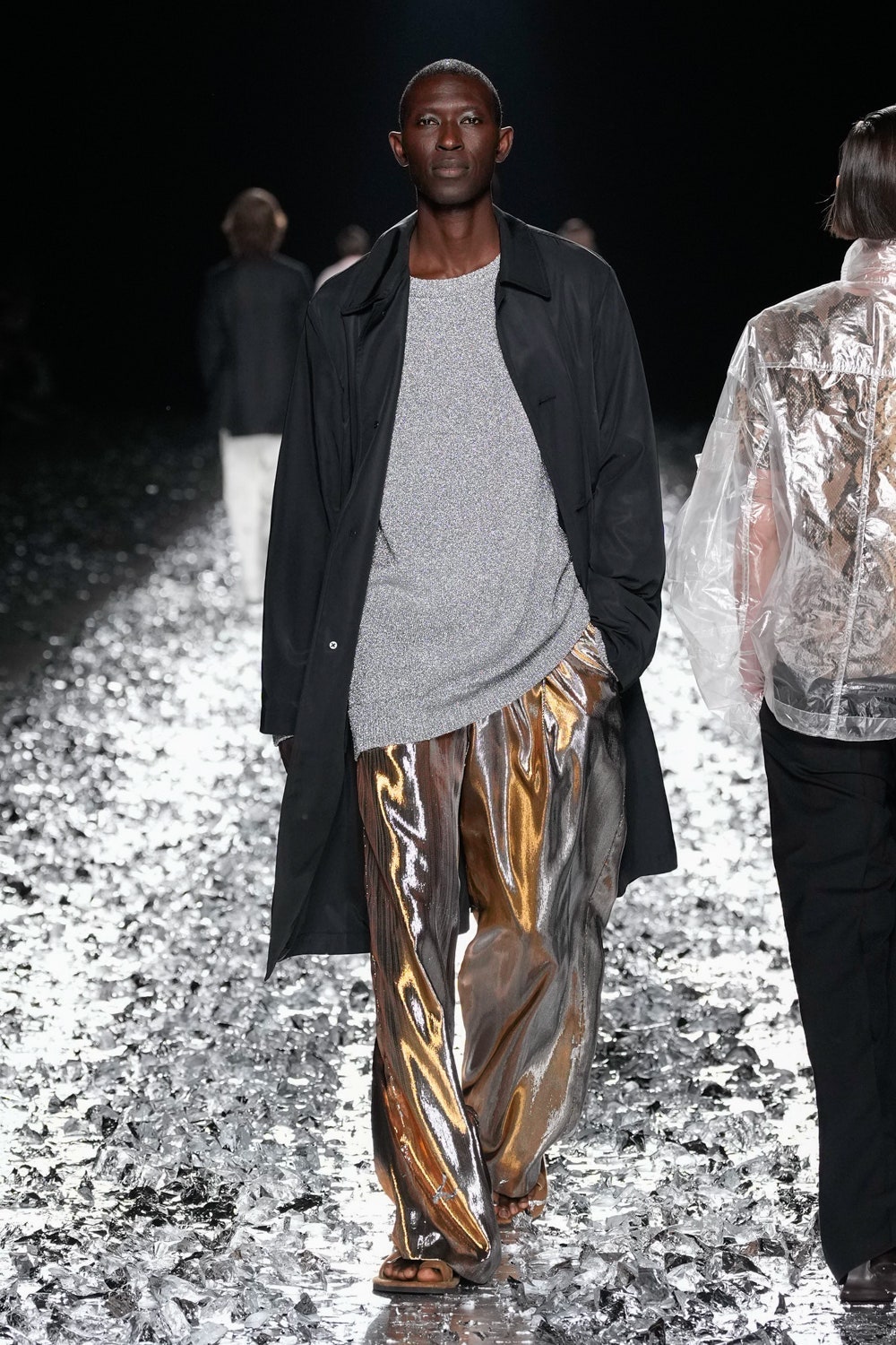 El desfile de despedida de Dries Van Noten es la consolidación definitiva del creador