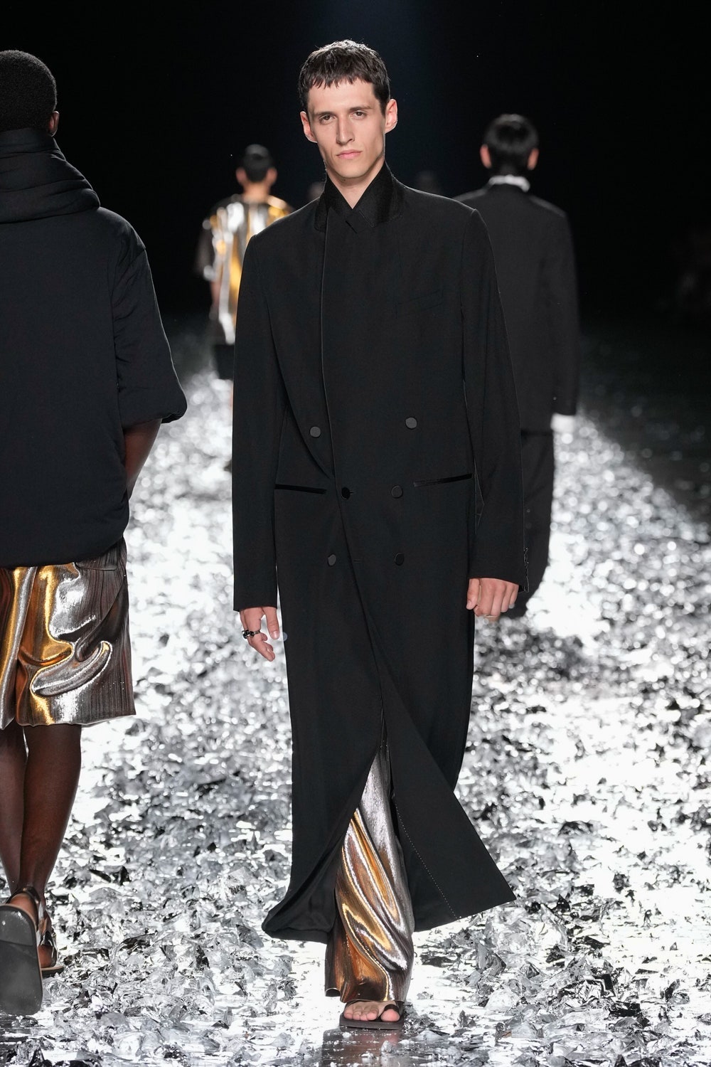 El desfile de despedida de Dries Van Noten es la consolidación definitiva del creador