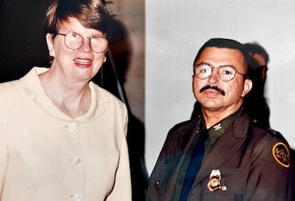 El agente Michael DeBruhl con la entonces fiscal de los Estados Unidos
Janet Reno en 1993.