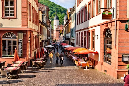 Unos turistas pasean por el centro histórico de Heidelberg, en Alemania.