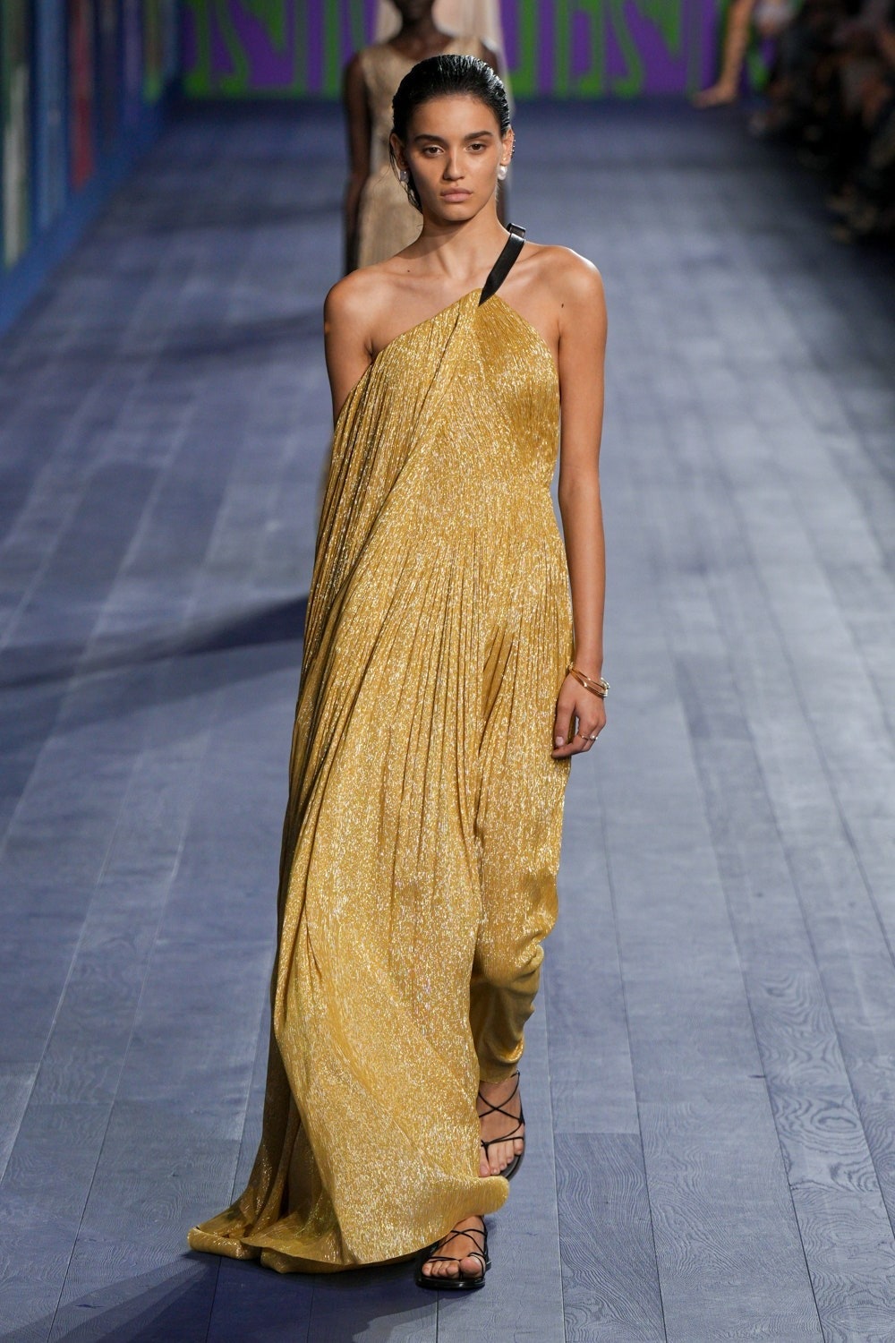 Peplos y vestidos esculturales las diosas Dior del desfile de Alta Costura otoñoinvierno 20242025 celebran la libertad...