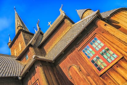 Detalle del exterior de la Lom Stavkyrkje, una iglesia medieval de mediados del siglo XII.