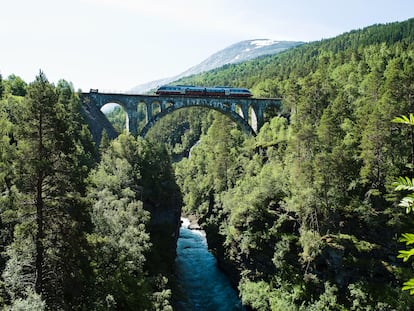 El ferrocarril panorámico de Rauma sobre el puente Kylling.