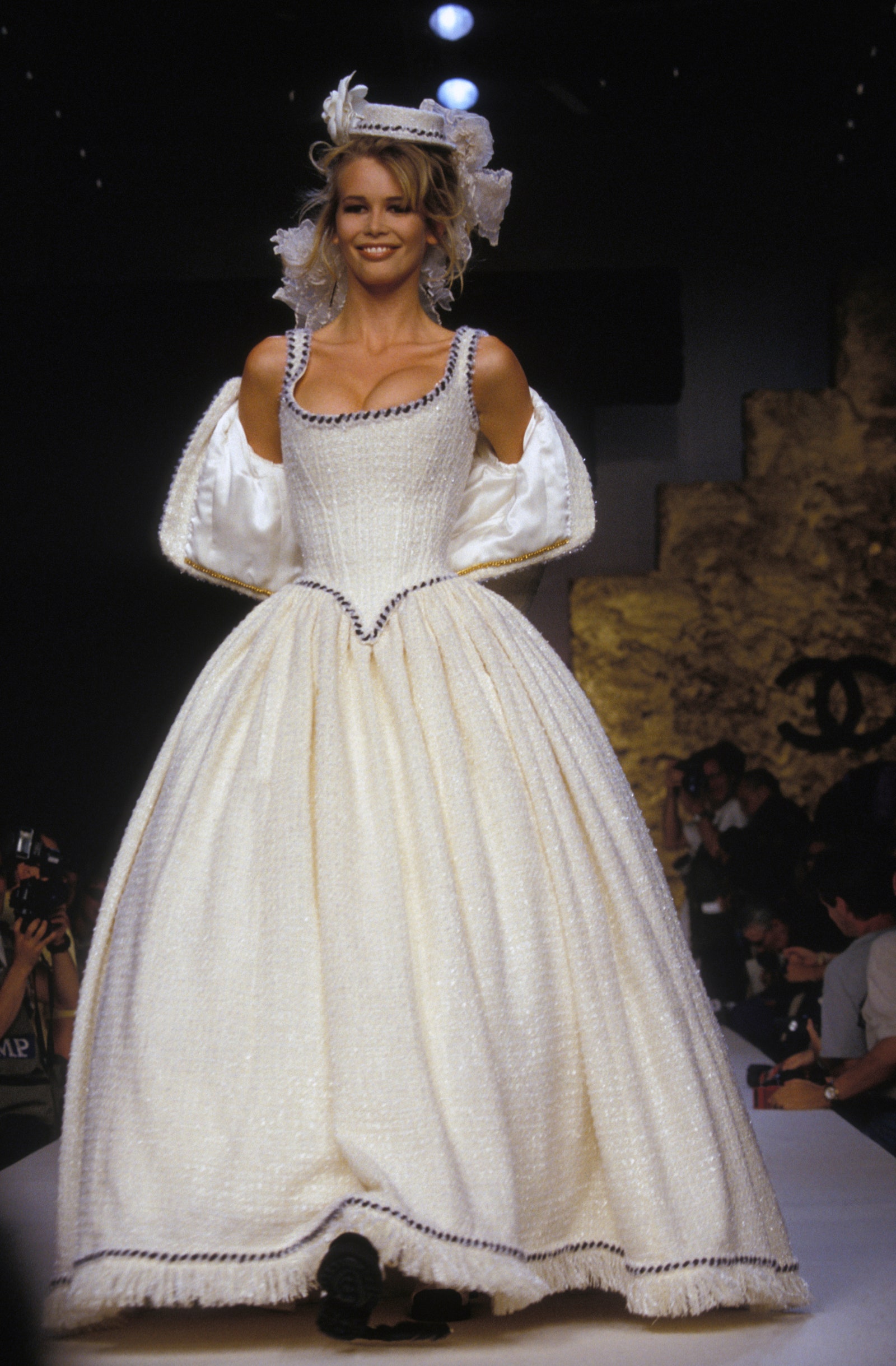 Claudia Schiffer en el desfile de Alta Costura otoño invierno 1002.