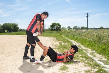 
Un compañero ayuda a Dylan con los calambres tras el encuentro en el que ha marcado cinco goles frente a Bellavista. 
