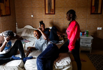 La hija de Sarr llega del colegio y revoluciona la habitación en la que se encuentra su madre y sus amigas. 