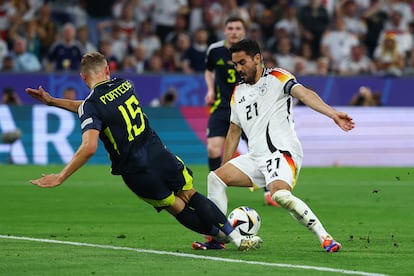 Entrada de Porteous a Gundogan por la que recibe la cartulina roja. 