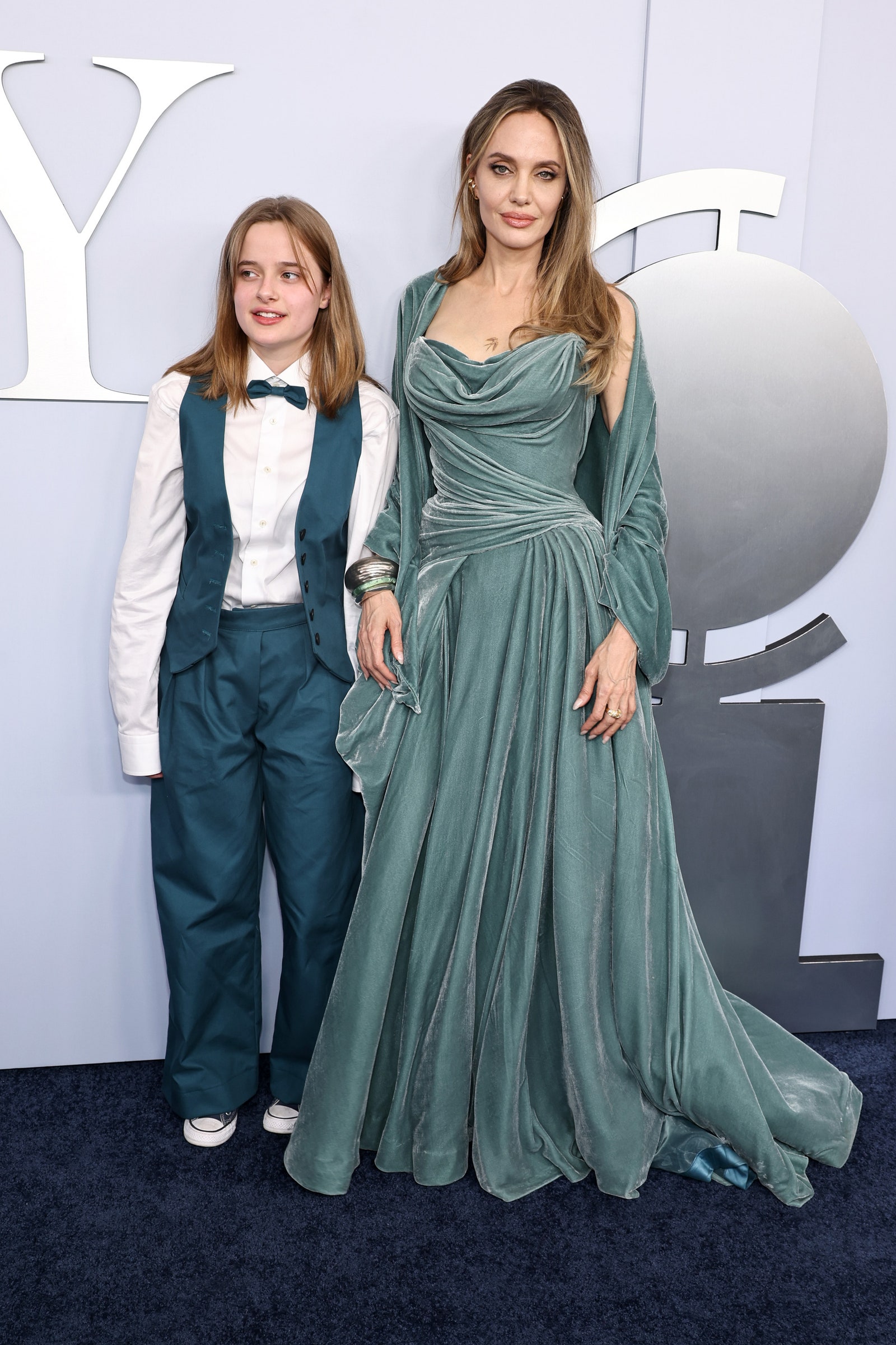 Angelina Jolie y Vivienne en la alfombra roja de los premios tony 2024