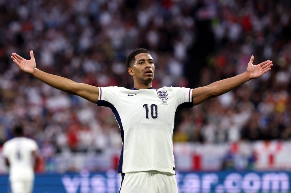 Jude Bellingham celebra su gol ante Serbia.