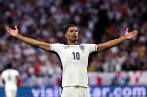 Jude Bellingham celebra su gol ante Serbia.