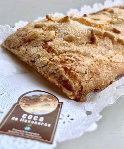La marca de calidad aparece en el etiquetado, como en esta coca de la Pastelería Llavaneres