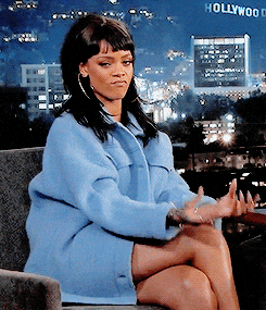 rihanna haciendo el gesto de dinero con sus manos en un programa de televisión indicando que va a ganar mucho dinero con la nueva búsqueda de imágenes de TikTok.- Blog Hola Telcel