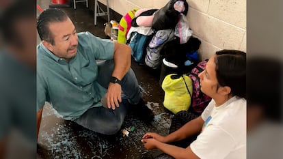 Michael DeBruhl conversando con una migrante en un albergue de Texas.