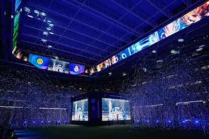 Aficionados del Real Madrid en el Santiago Bernabéu celebran la Decimoquinta Copa de Europa tras imponerse 2-0 al Borussia Dortmund en la final de la Liga de Campeones disputada hoy sábado en el estadio de Wembley, en Londres. 
