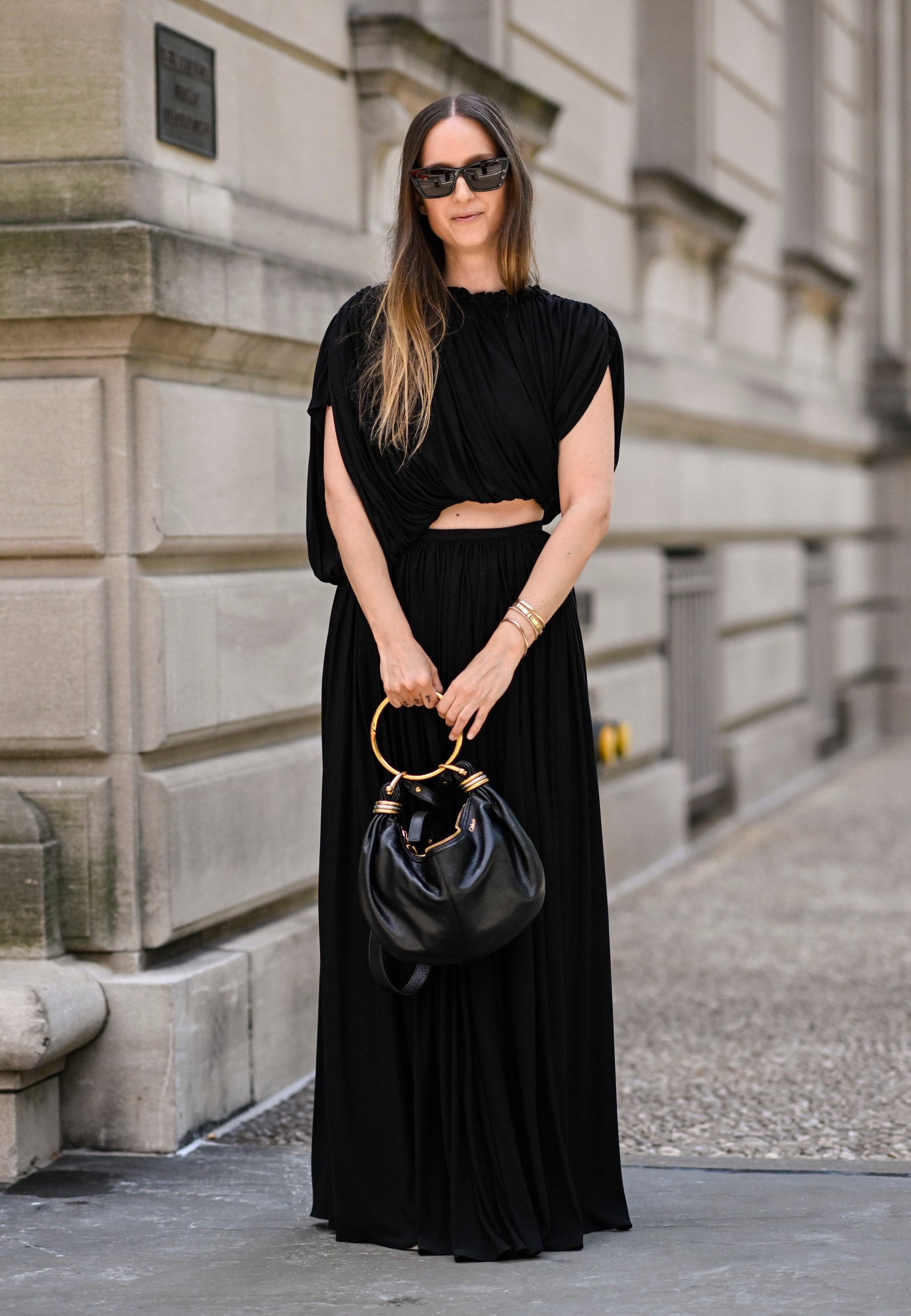 vestir de negro en verano según el estilo boho