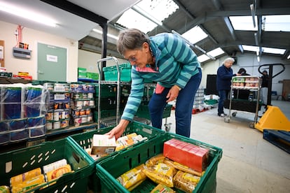 Voluntarios en el banco de alimentos de Weymouth, donde han constatado un aumento de la demanda, en diciembre de 2023. Se estima que unos 3 millones de personas en el Reino Unido deben recurrir a este recurso.