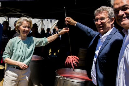 La presidenta de la Comisión Europea, Ursula von der Leyen junto al líder del PP, Alberto Núñez Feijóo, en O Pino (A Coruña), el 1 de junio.