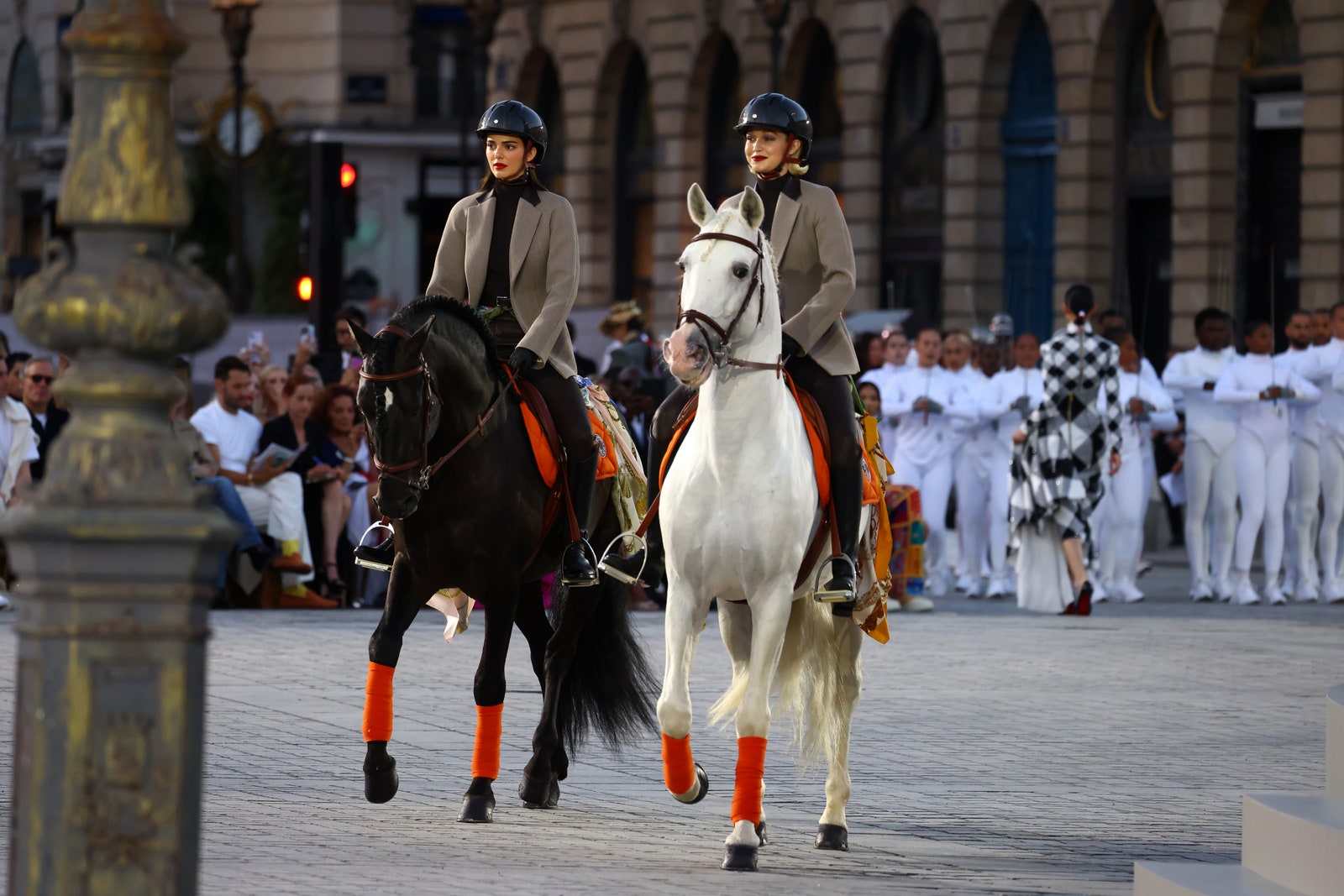 Gigi Hadid y Kendall Jenner a caballo en Vogue World 2024 Paris