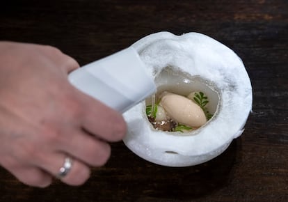 Postre con hidromiel del restaurante Lienzo, en Valencia. 